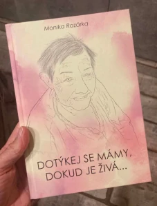 Dotýkej se mámy, dokud je živá. . .