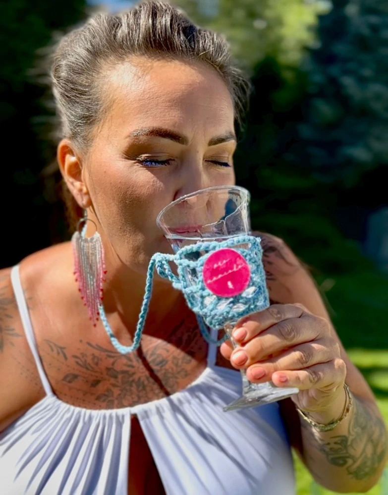 Háčkovaná nosička na víno se skleničkou