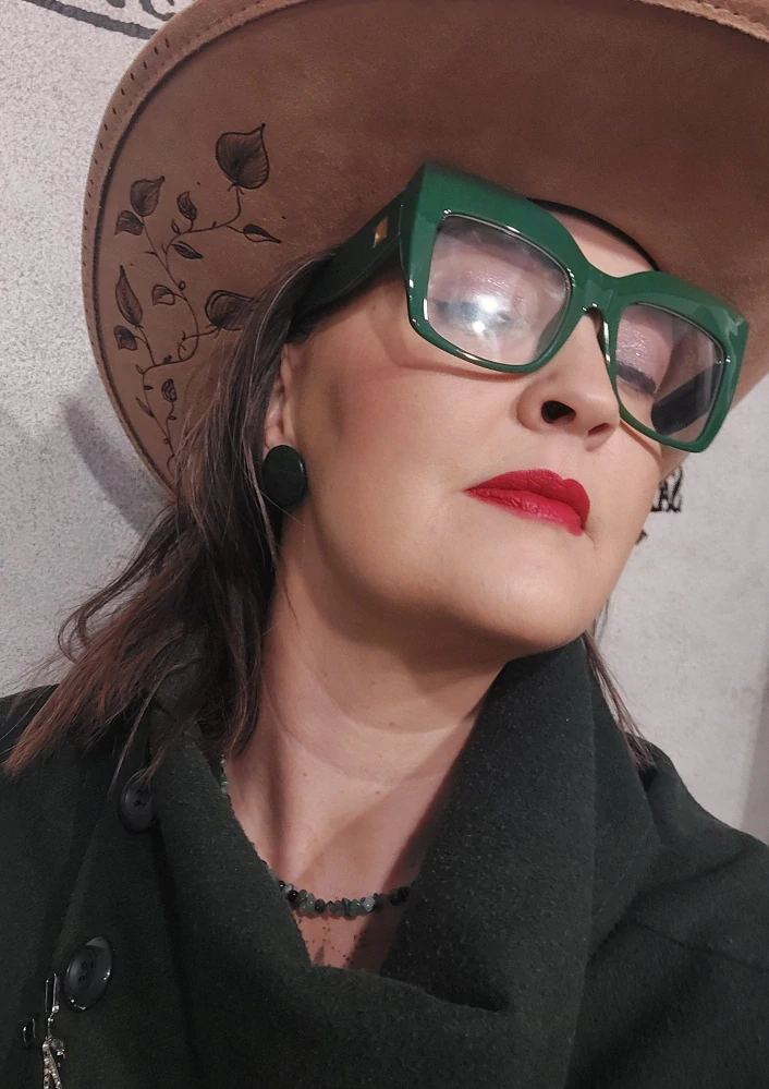 Klobouk nespoutaný zdobený